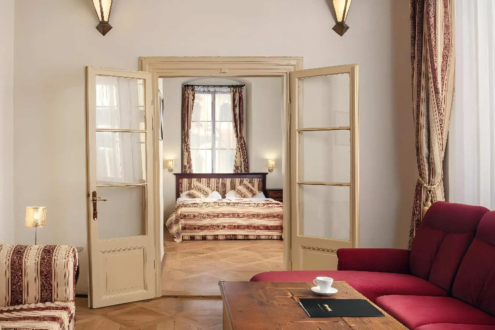 Photo - Archibald At the Charles Bridge