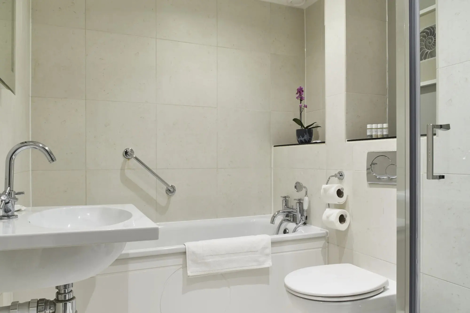 Photo - The Tophams Hotel