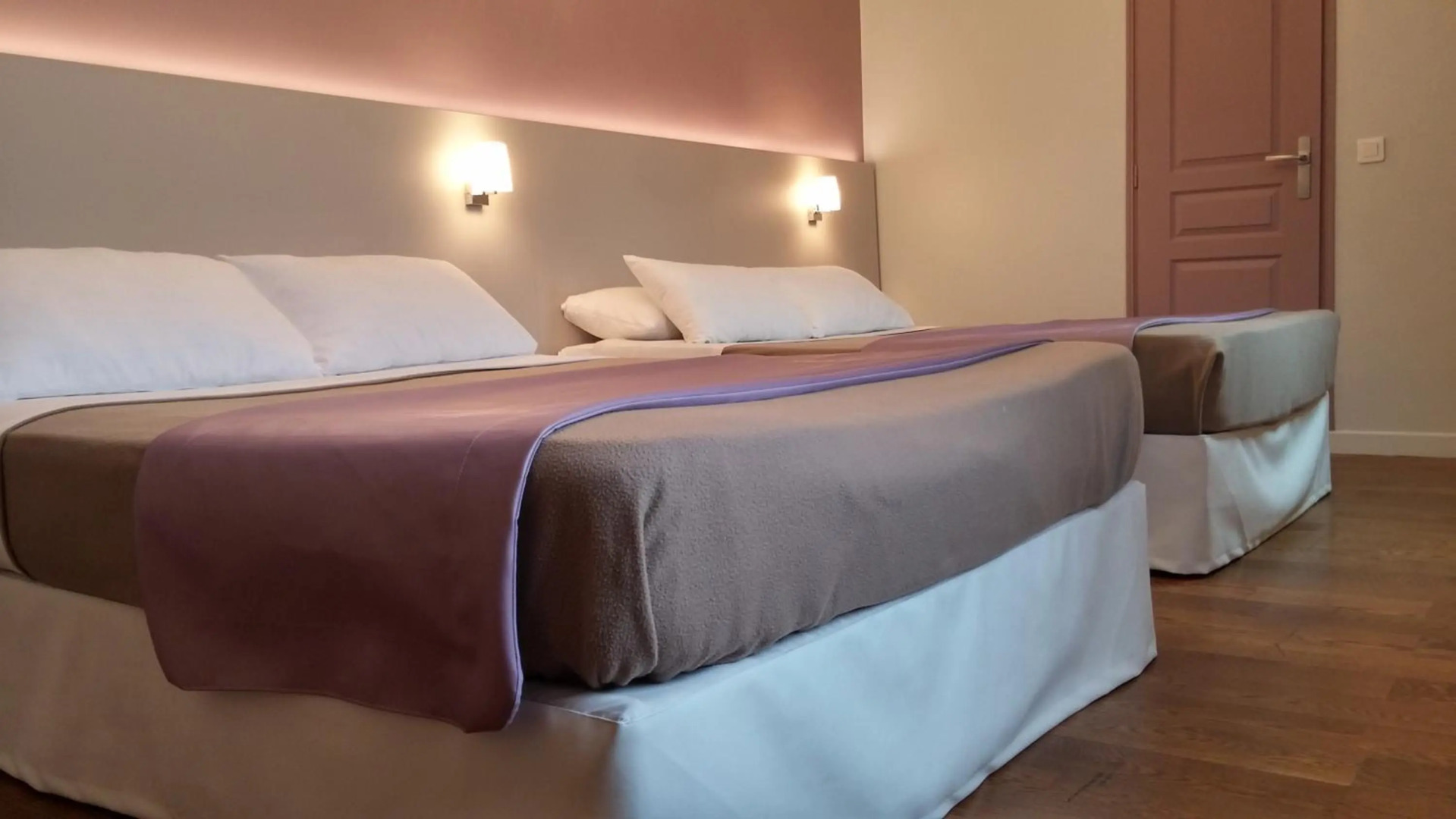 Photo - Modern Hotel