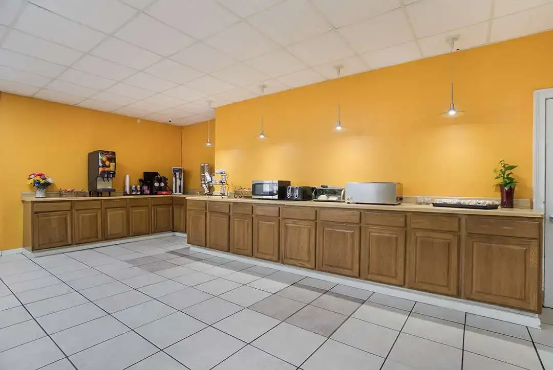 Photo - Americas Best Value Inn Tulsa at I-44