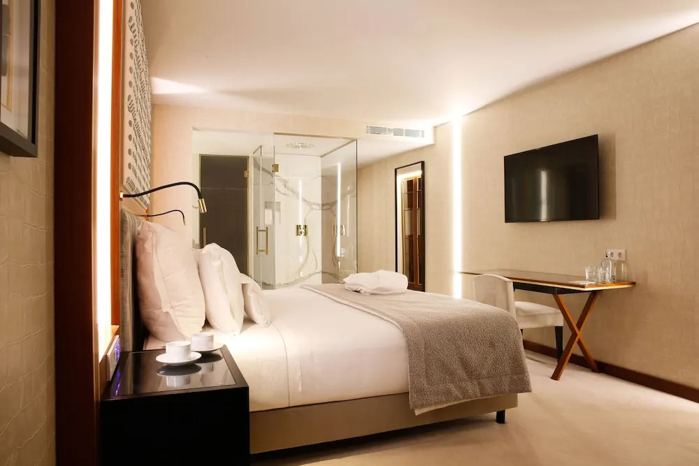 Photo - Wine & Books Porto Hotel - Small Luxury Hotels Of The World