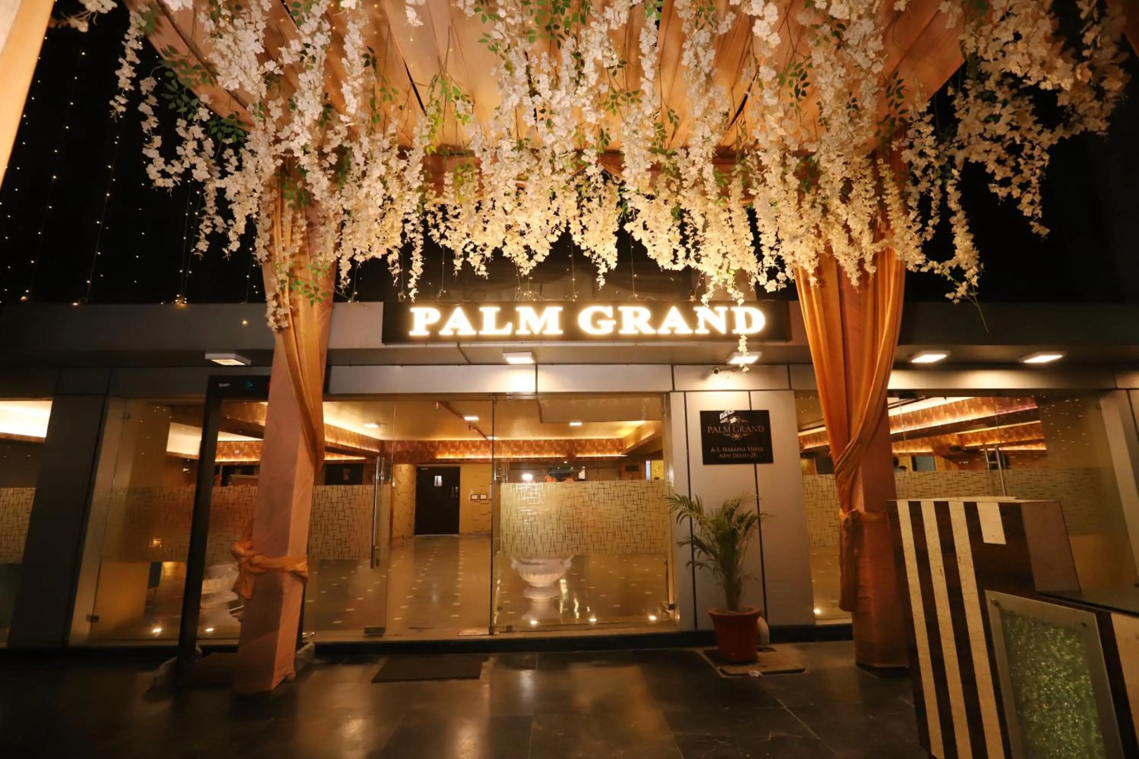 Foto - Hotel Palm Grand Naraina New Delhi - Couple Friendly Local IDs Accepted
