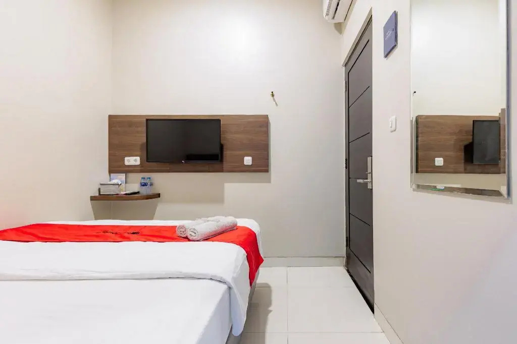 Foto - RedDoorz near Taman Palem