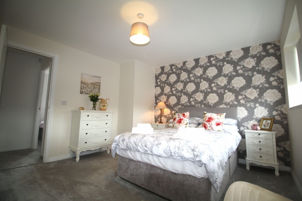 2 Bed House - Large Garden - Pet Friendly
