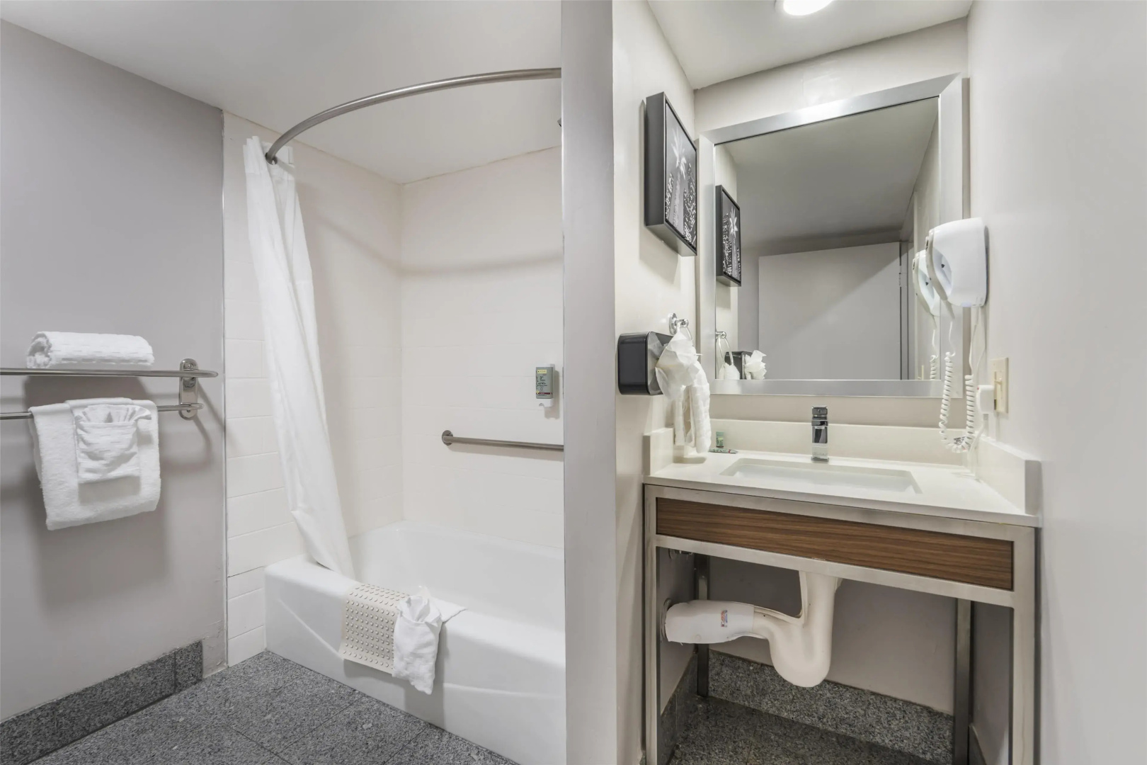 Photo - Best Western Airport Plaza Hotel – LAX  Airport LA Stadium