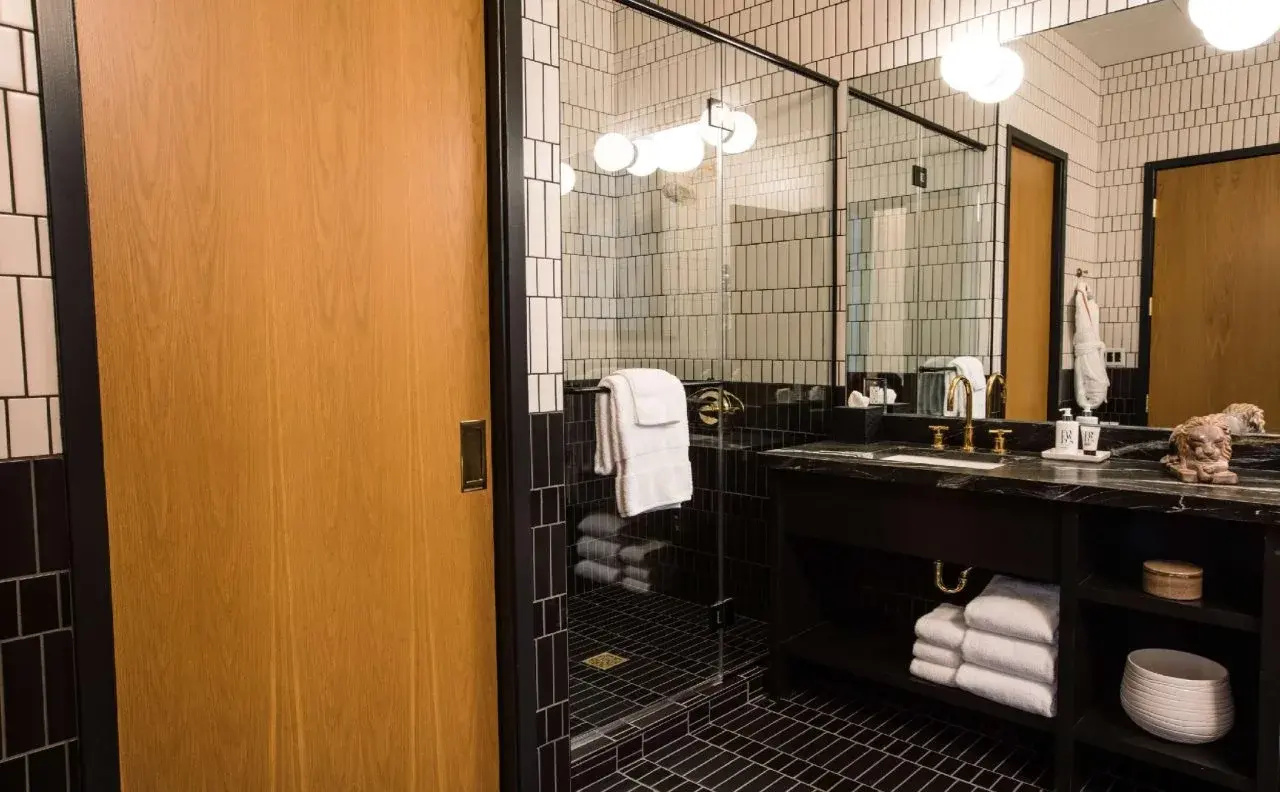 Photo - Fairlane Hotel