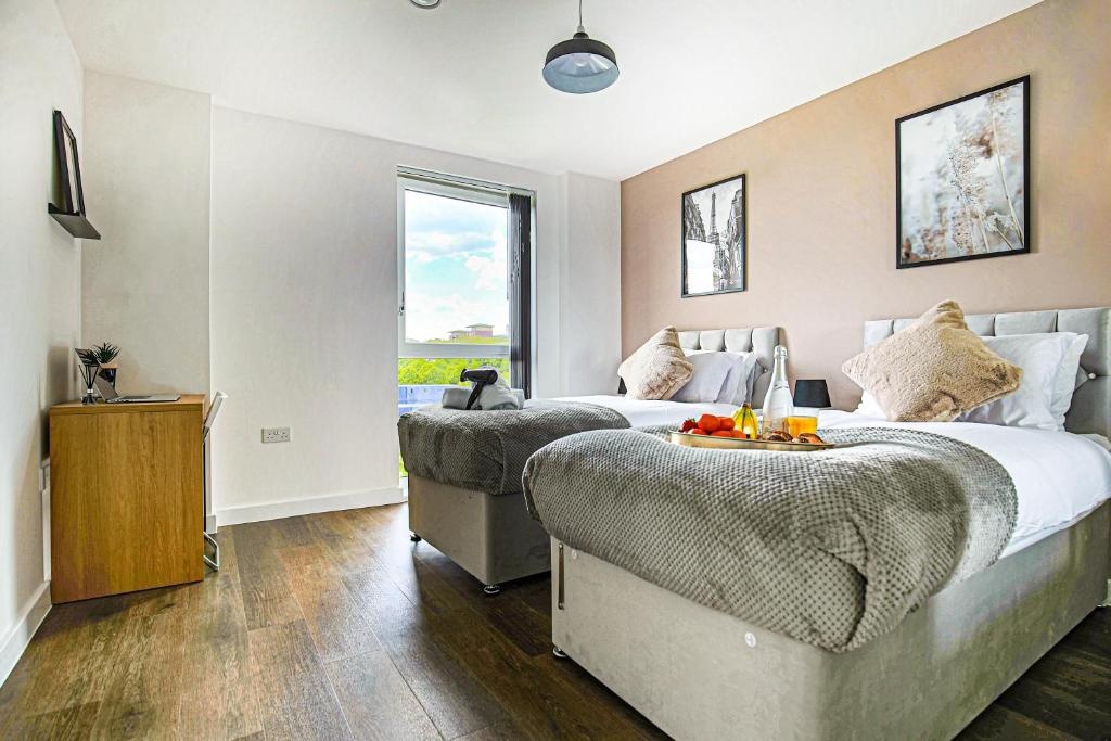 Penthouse Apartment - City Centre - Free Parking, Balcony, Fast Wifi and Smart TV with Netflix by Yoko Property
