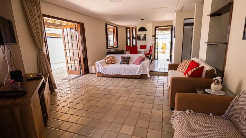 Casa com Wi-fi Piscina e Garagem a 550m da Praia