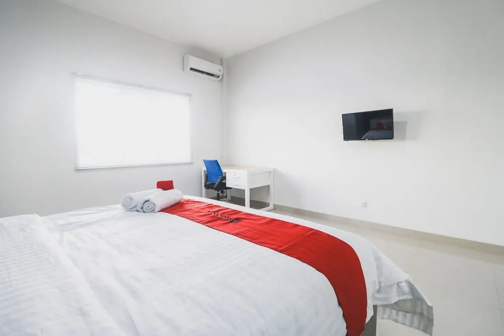 Reddoorz Plus Near Living Plaza Jababeka