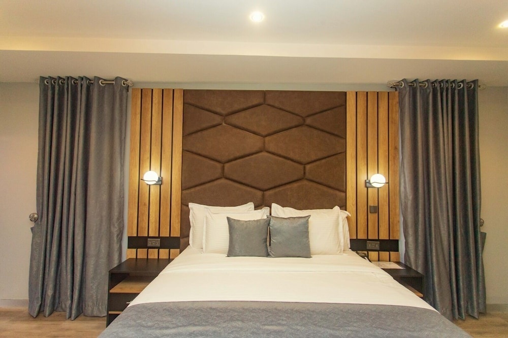 Brain B Hotel and Suites