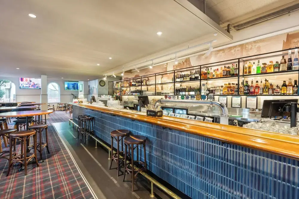 Photo - College Lawn Hotel