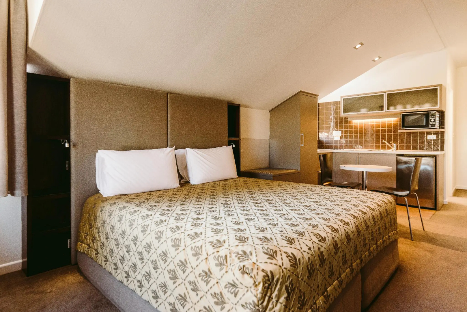 Photo - Garden Court Suites And Apartments