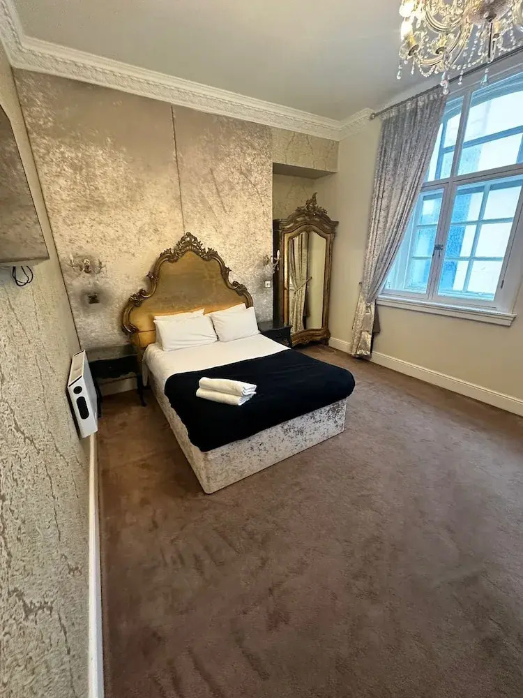 Photo - White Star Line Hotel