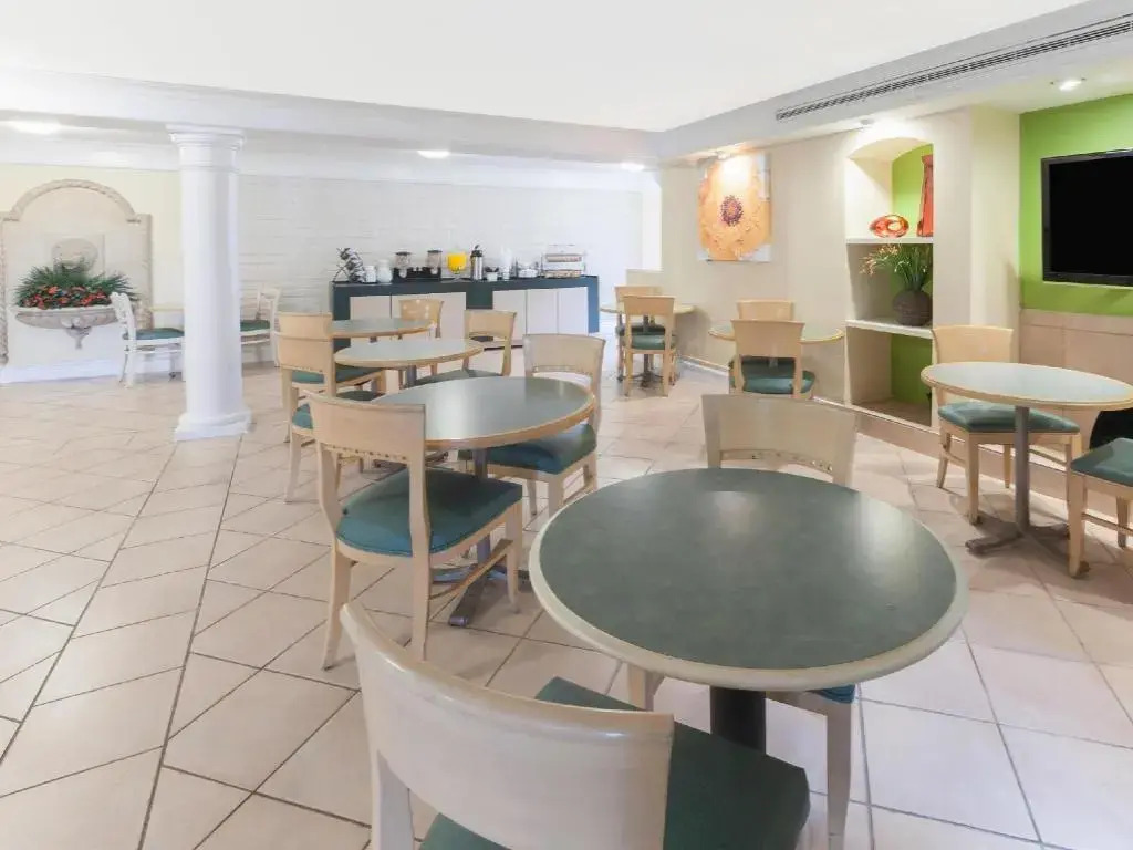 Photo - Red Roof Inn & Suites Houston- Hobby Airport