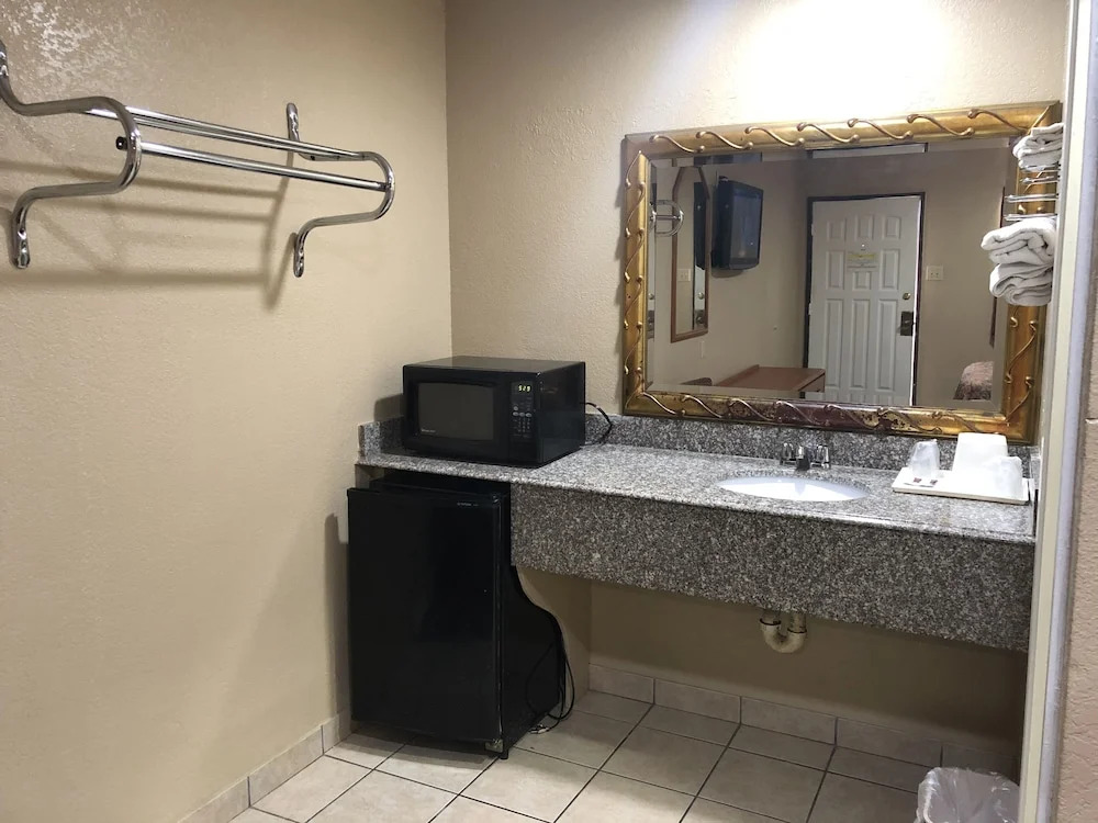 Photo - Golden Inn Dallas by Hotel O