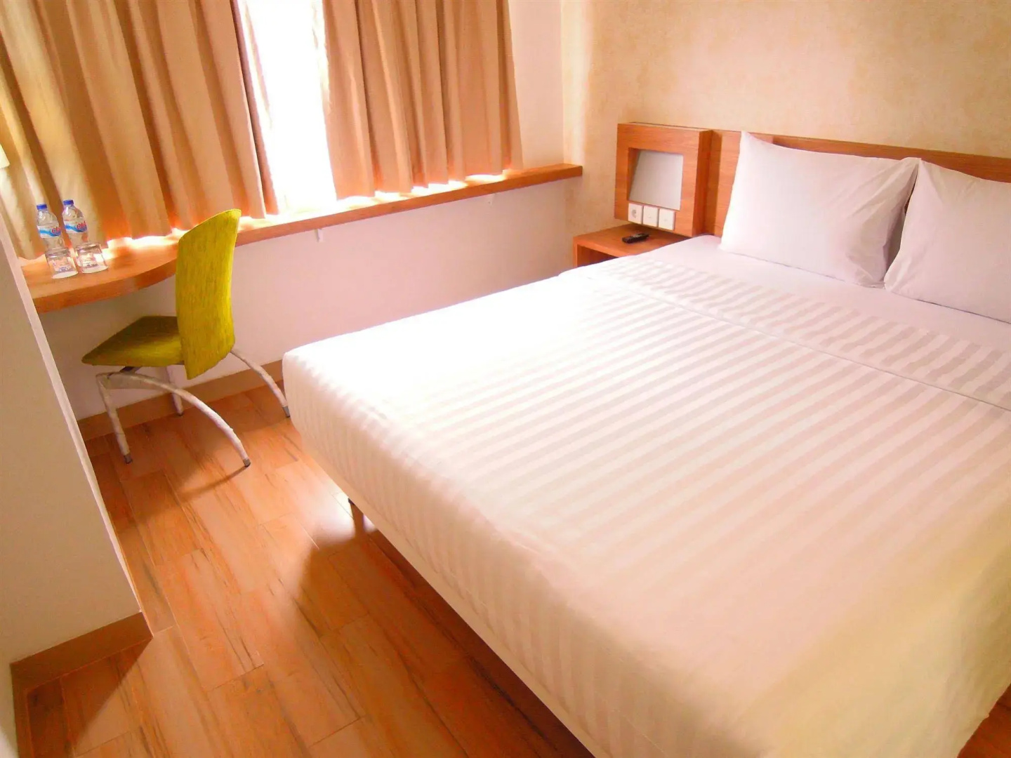 Photo - Whiz Hotel Cikini Jakarta