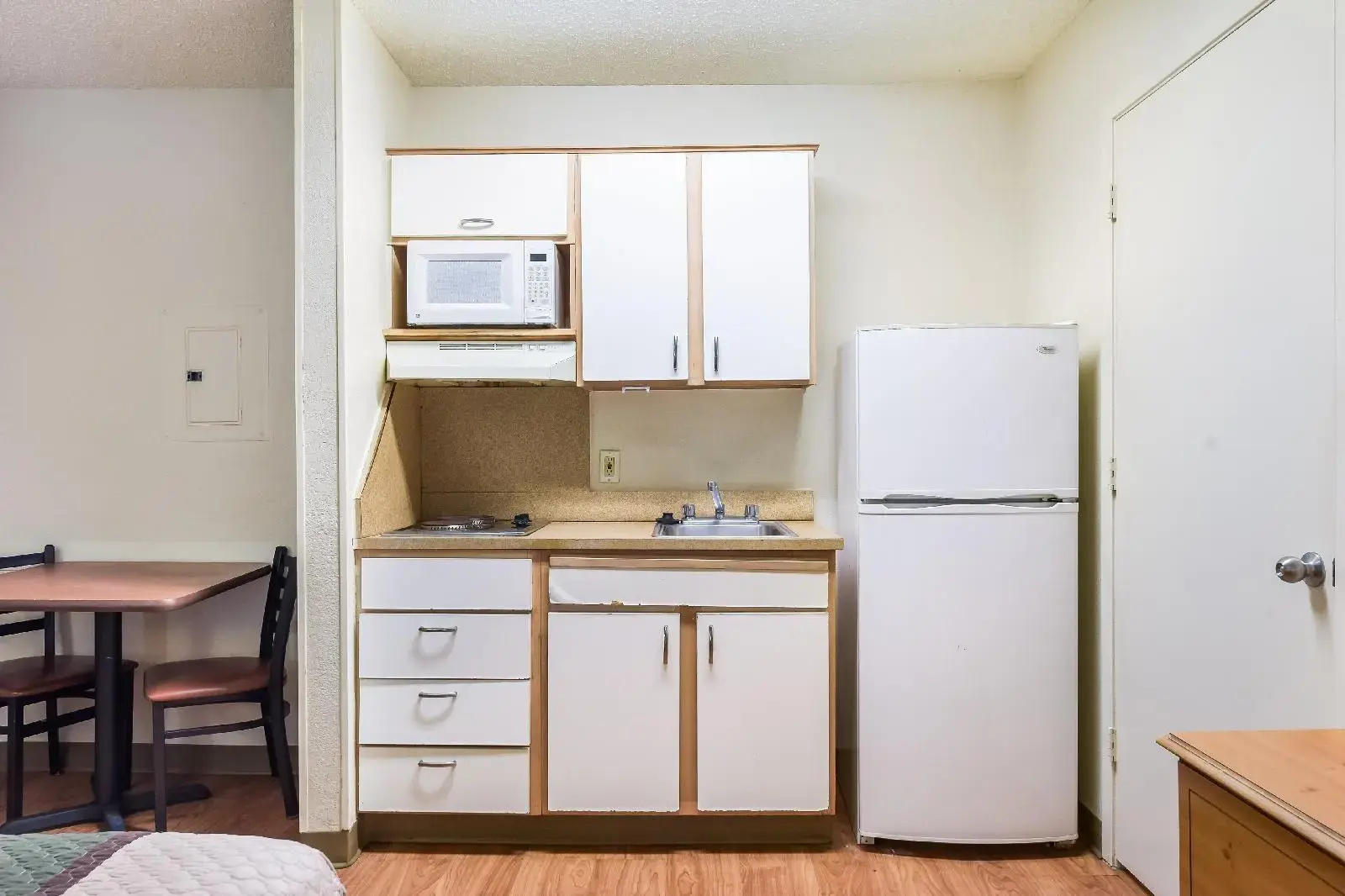 Photo - HomeTowne Studios by Red Roof Dallas - North Addison - Tollway