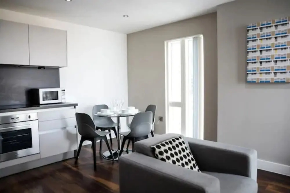 OnPoint -Spacious 2 Bedroom Apt With Parking/Balcony