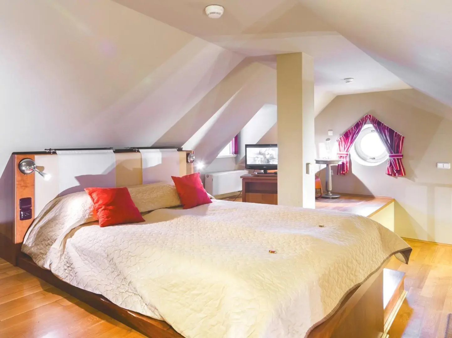 Photo - The Golden Wheel Hotel
