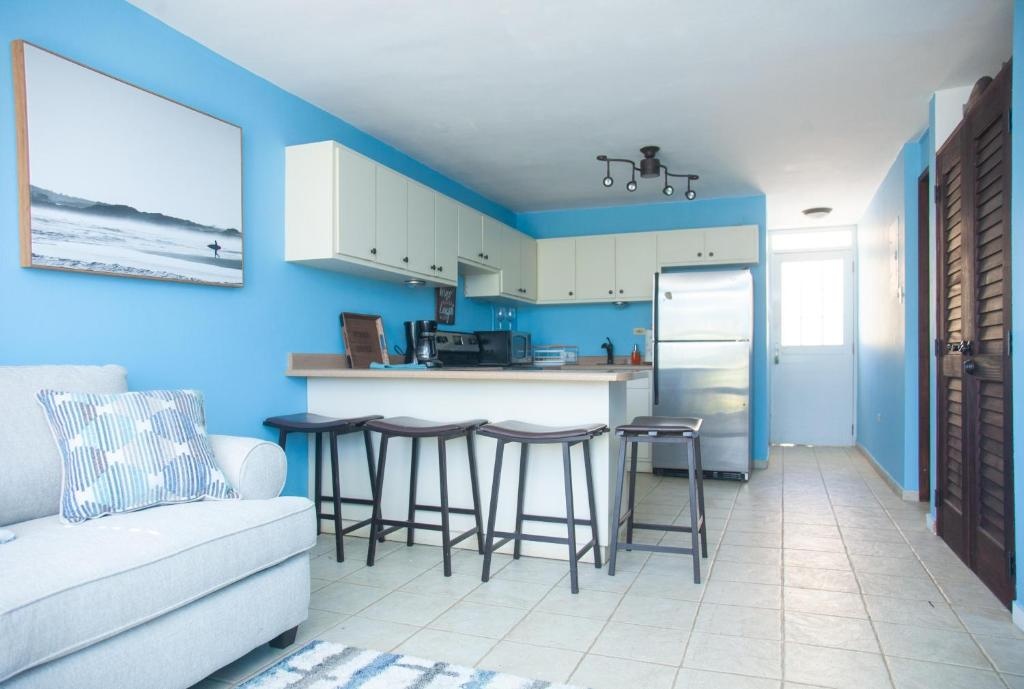 Two bedroom villa Penthouse, rooftop terrace steps from Sandy Beach PRV 301Sandy Beach and the west