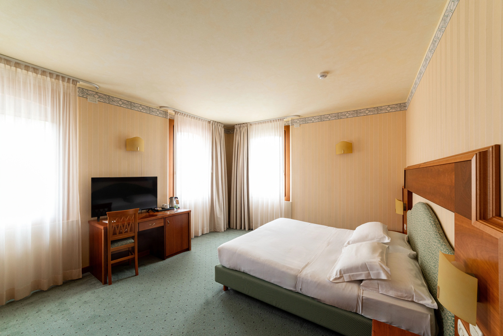 Photo - PHI Hotel Astoria