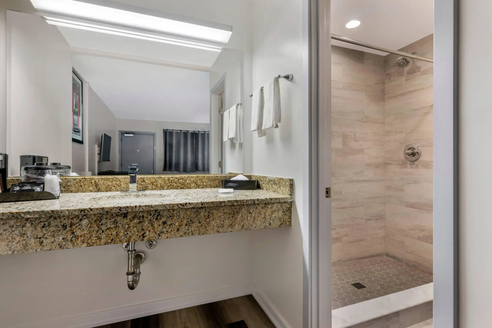 Photo - Rodeway Inn Lyons - La Grange