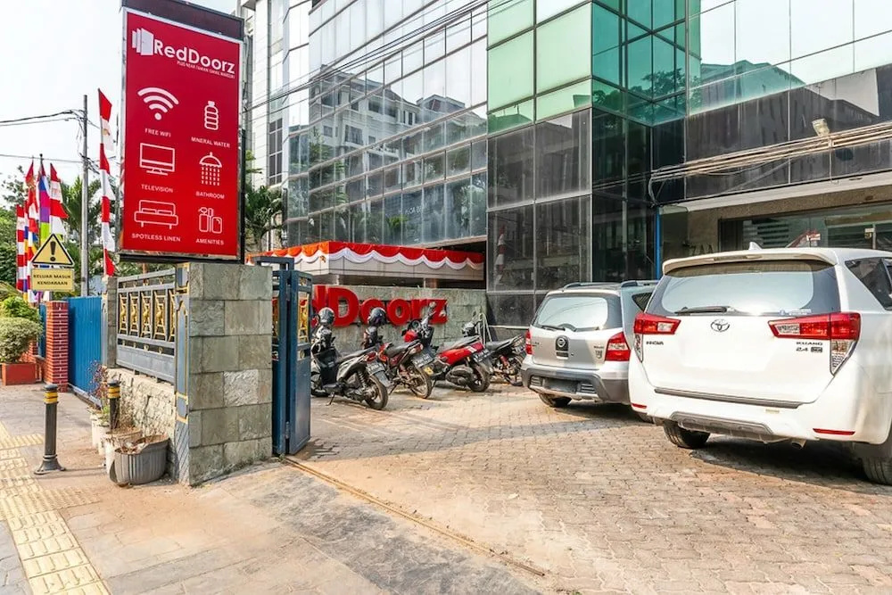 Foto - RedDoorz Plus near Taman Ismail Marzuki