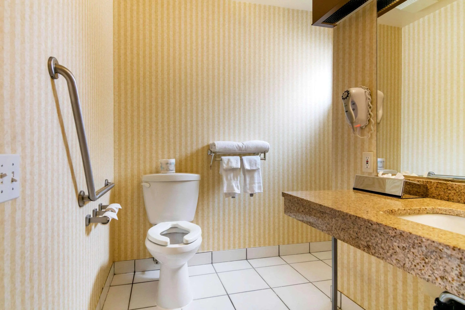 Photo - Econo Lodge Inn & Suites