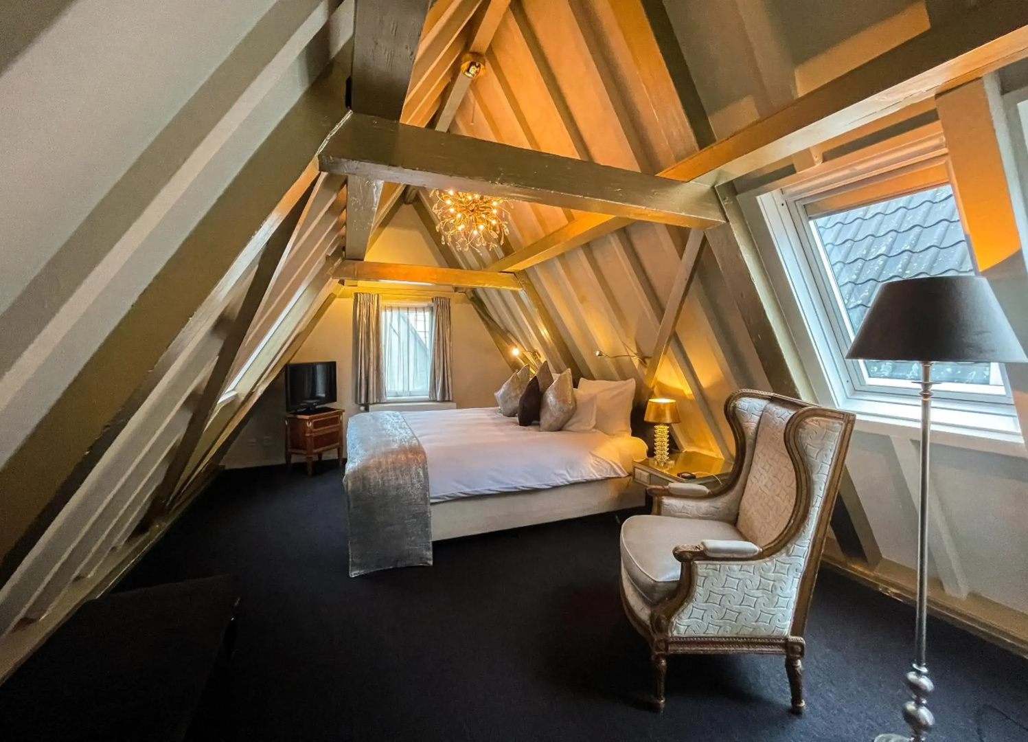 Photo - Ambassade Hotel