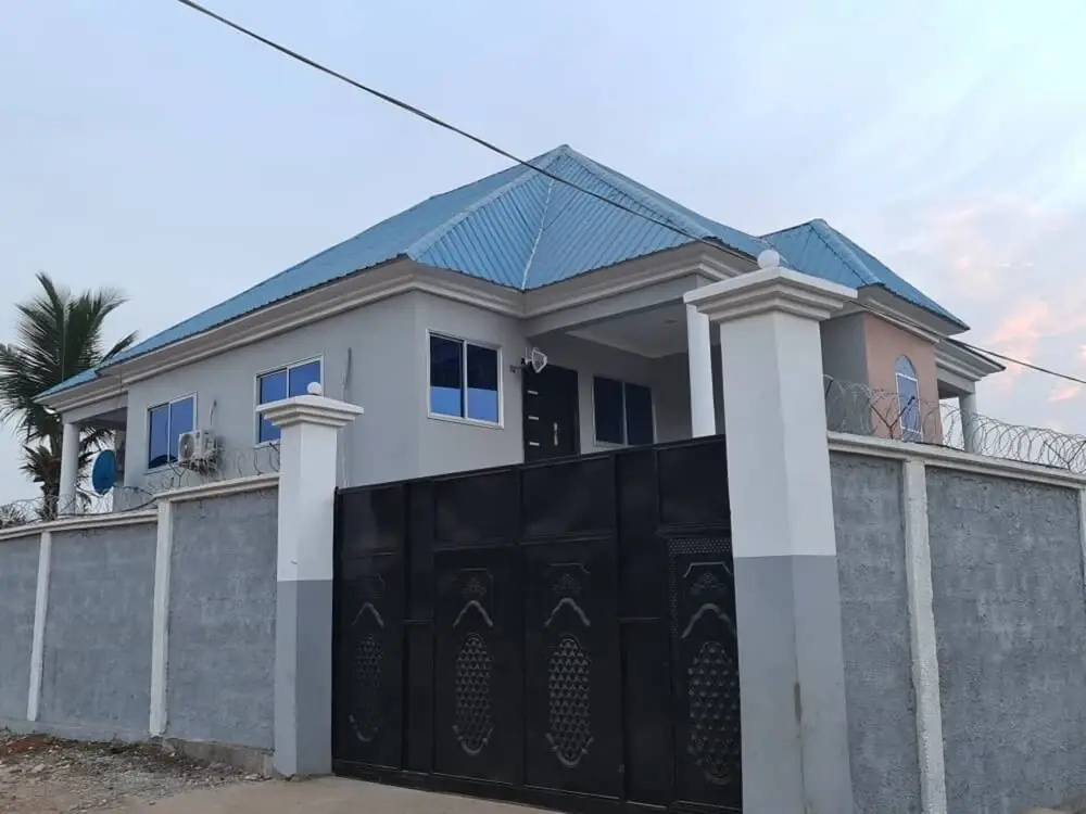 6-bed House in Freetown 5 min Drive From the Beach — фото 1