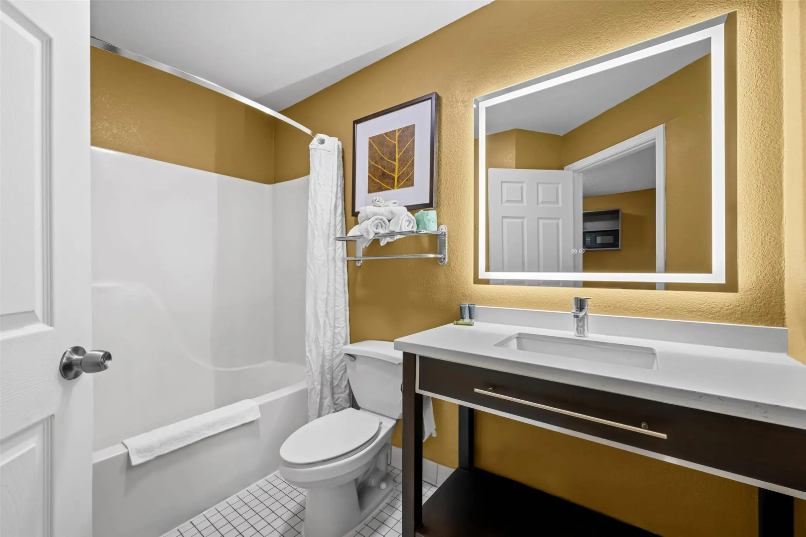 Foto - Suburban Studios Charlotte – Executive Park