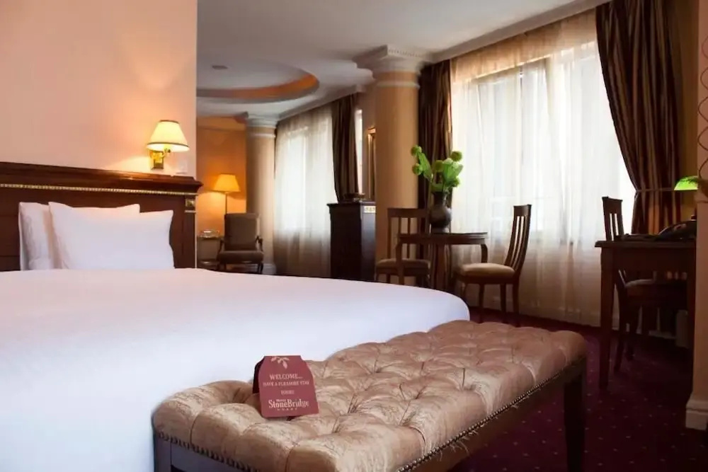 Photo - Stone Bridge Hotel