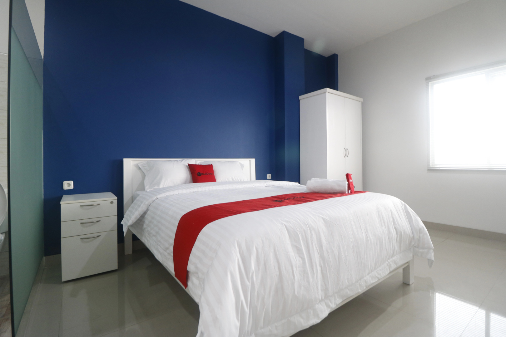 Foto - RedDoorz Plus near Living Plaza Jababeka