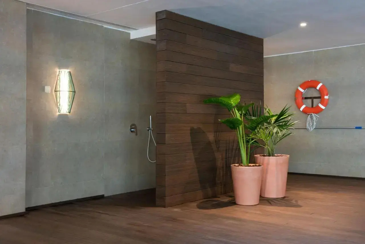 Photo - Valentin Reina Paguera - Adults Only