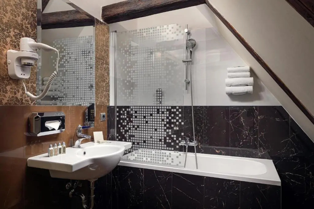 Photo - Archibald At the Charles Bridge