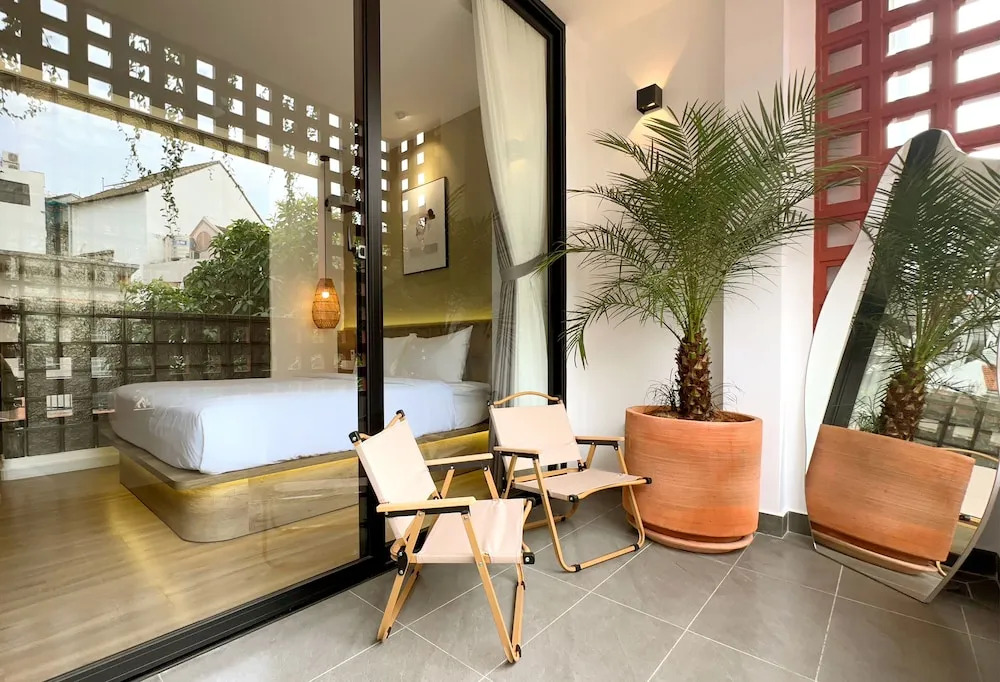 Photo - Kin Wander Tân Phong, The Moonage