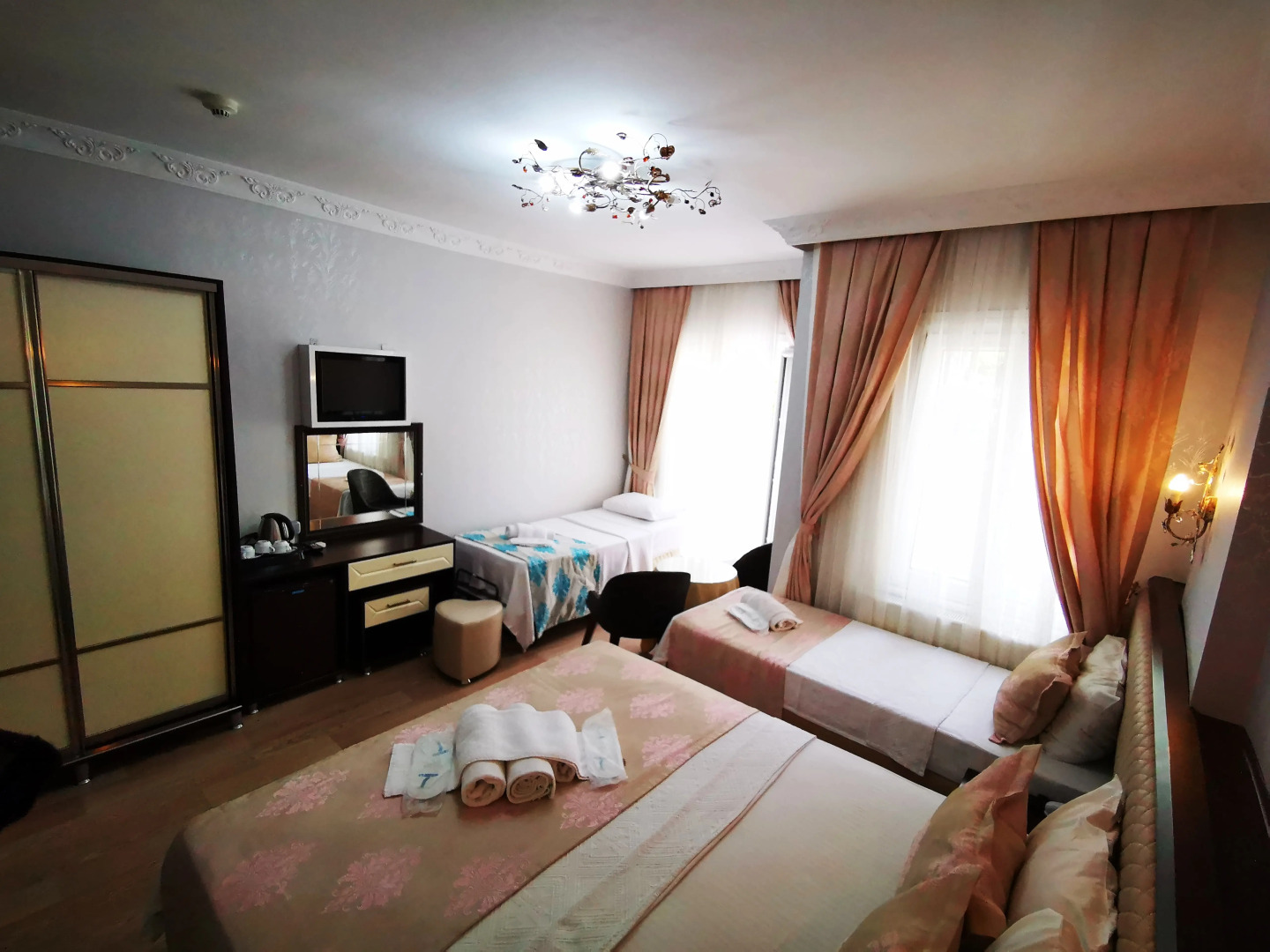 Photo - Hotel Broken Column