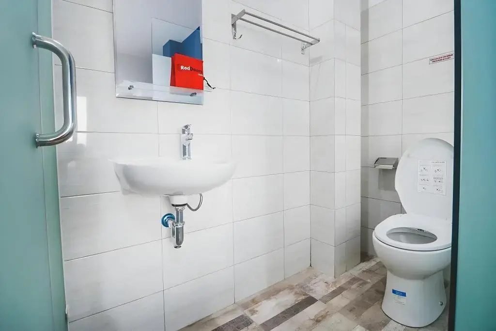 Foto - RedDoorz Plus near Living Plaza Jababeka