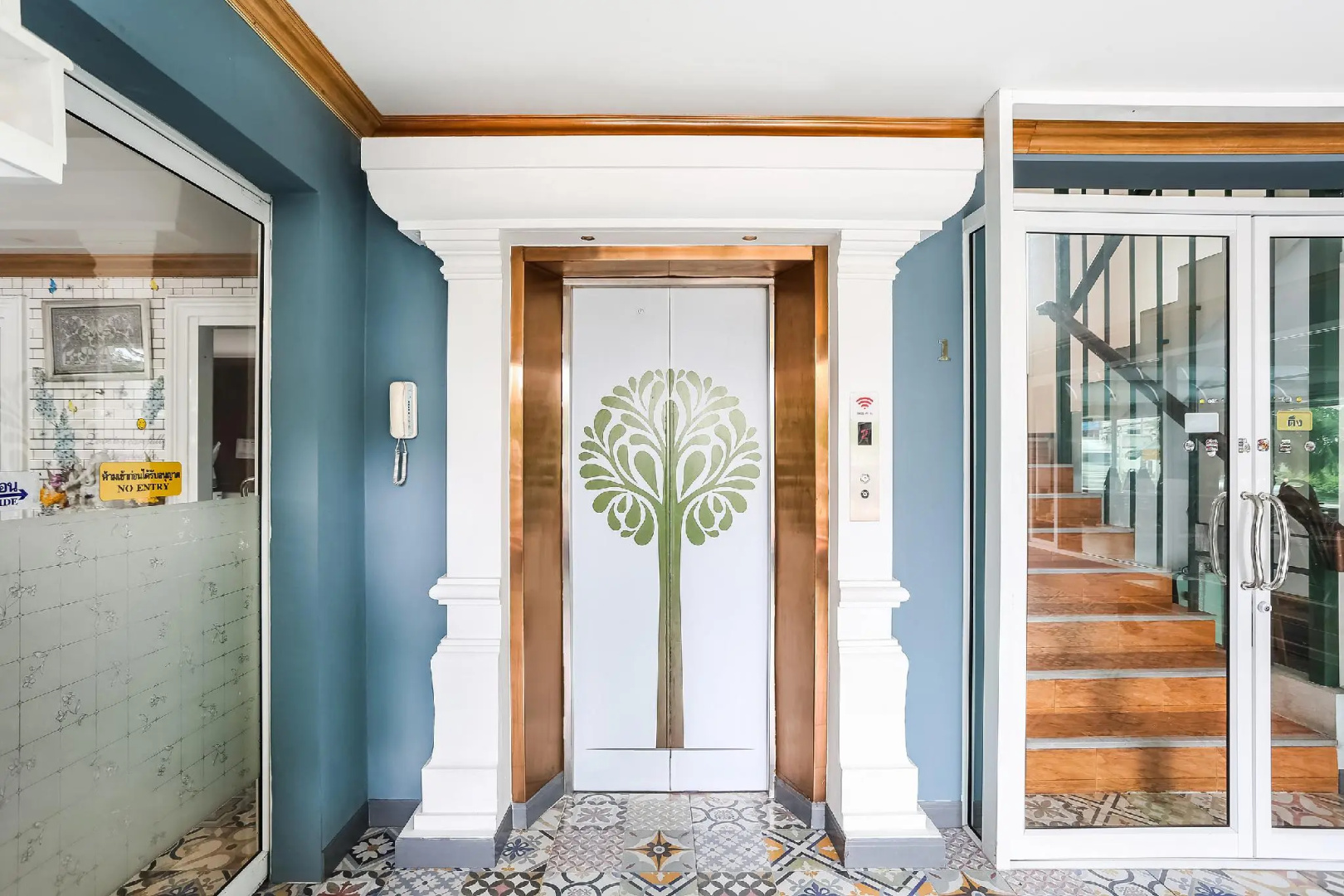 Photo - The Lilly Hotel