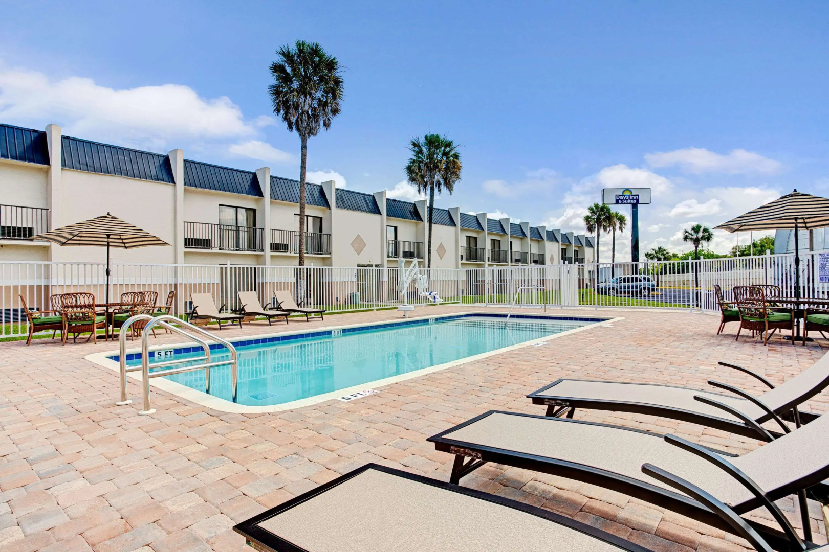 Foto - Days Inn & Suites by Wyndham Tampa Fairground-Casino-Ybor