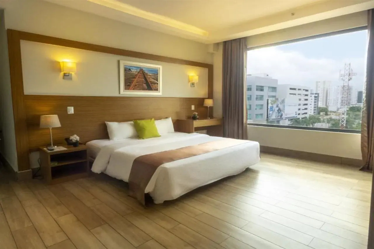 Photo - Weston Suites Hotel