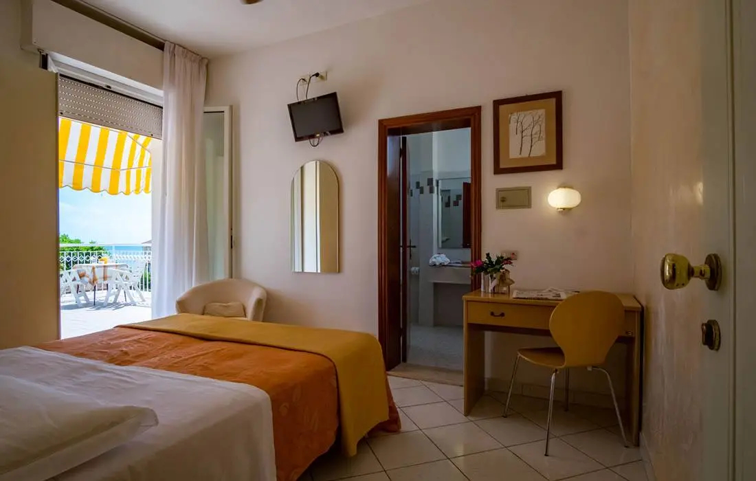 Photo - Hotel Villa dei Fiori - sul mare con piscina