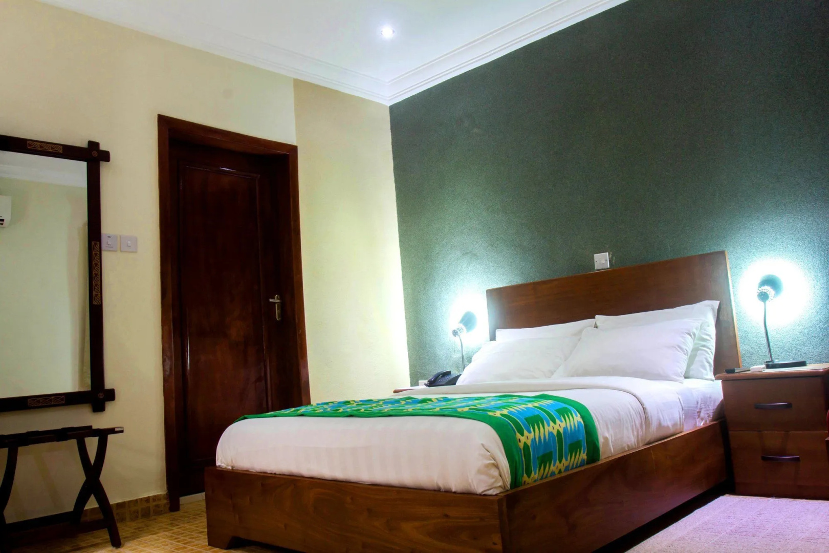 Foto - Mahogany Lodge, Cantonments