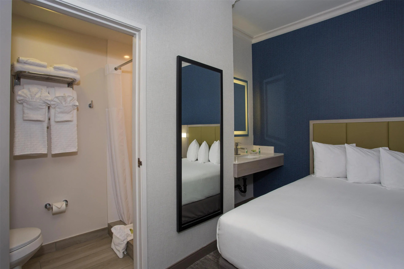 Photo - SureStay Hotel by Best Western Santa Monica