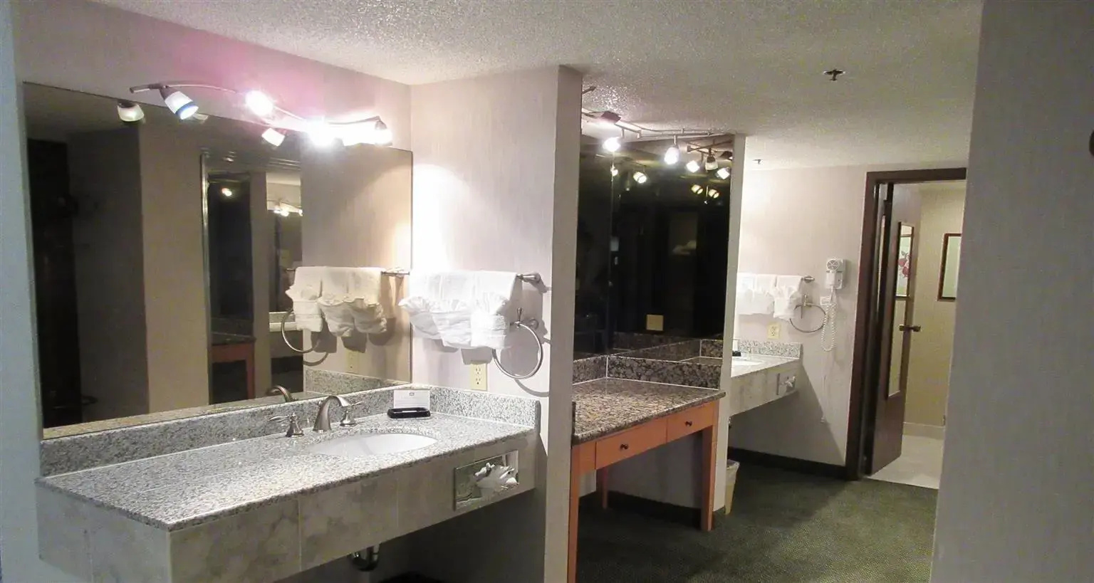 Foto - SureStay Plus Hotel by Best Western Reno Airport