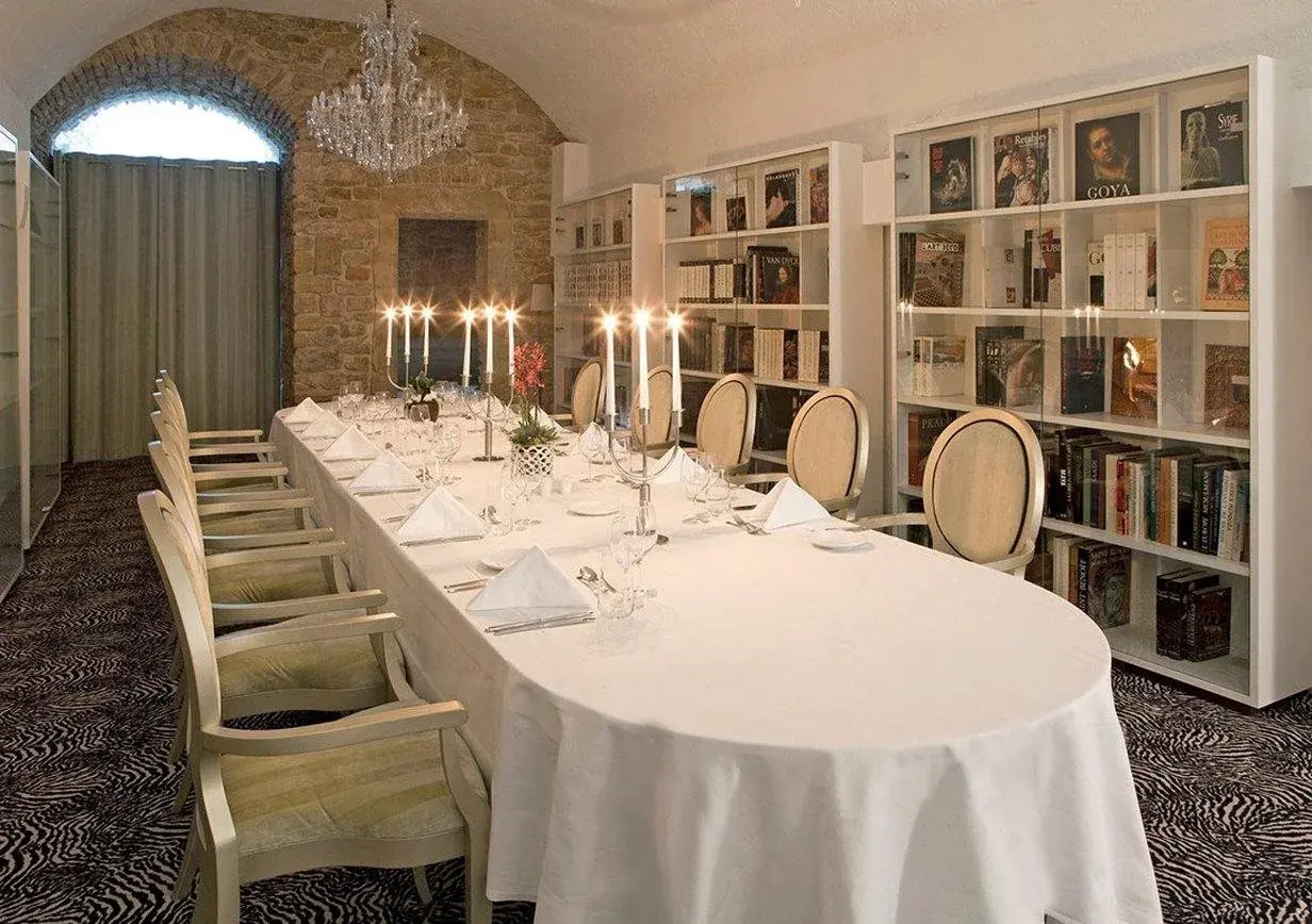 Photo - Hotel Le Place d'Armes - Relais & Châteaux