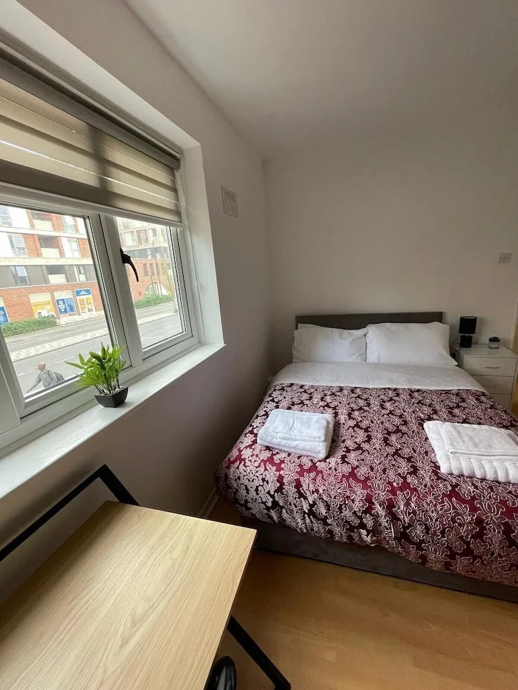 3-bed House - Garden & 30 Mins to Central London