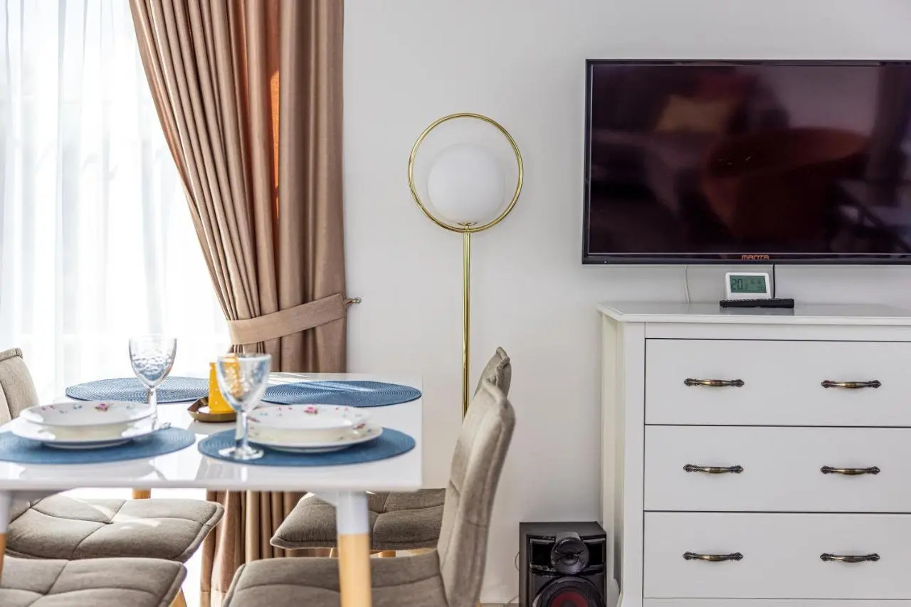 Bright 2bedroom home @terrace+parking, by Cohost
