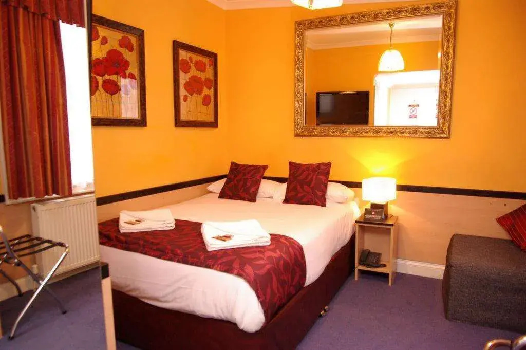 Photo - Tudor Court Hotel