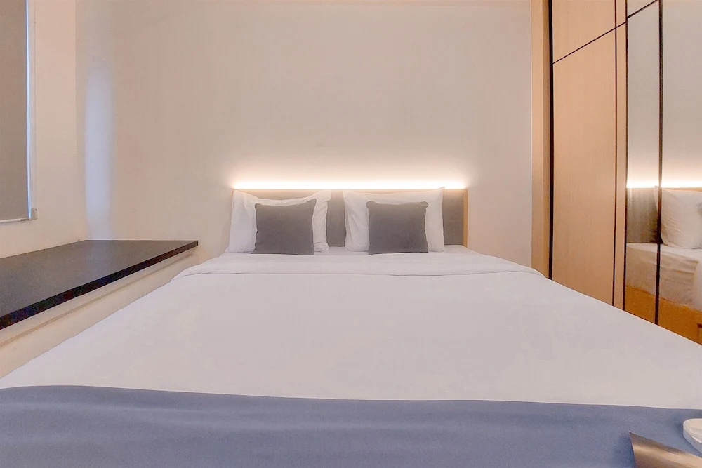 Cozy And Well Furnished Studio Collins Boulevard Apartment